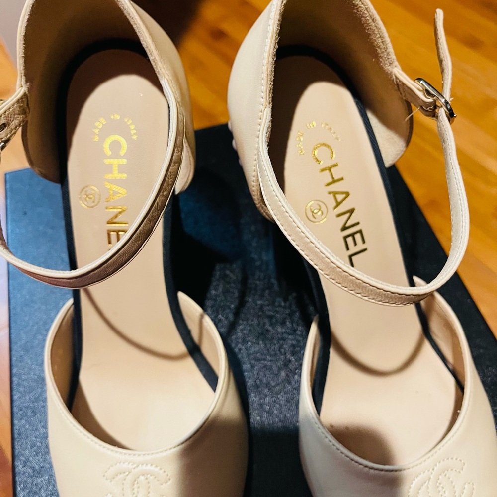 Beautiful Chanel pumps open to beige and black with pearls